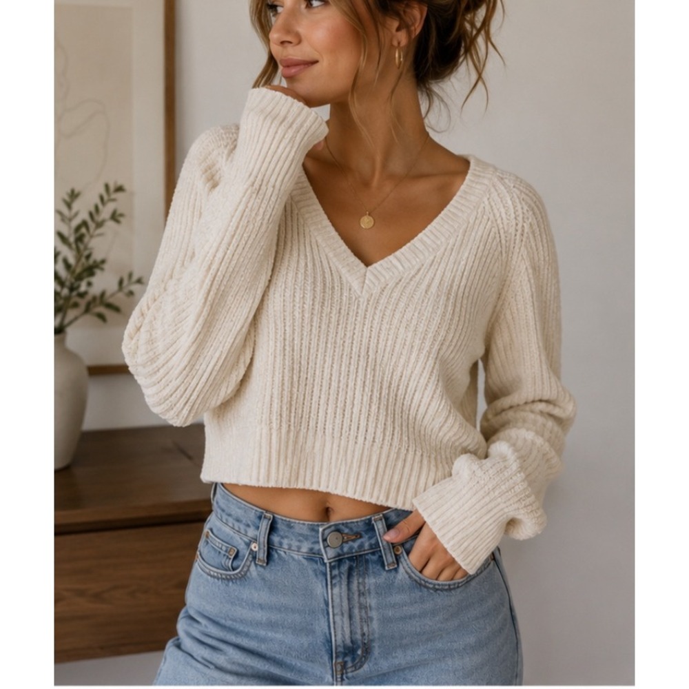 Urban Outfitters Chenille V-Neck Cropped Sweater Cream Ivory Ribbed Knit Medium